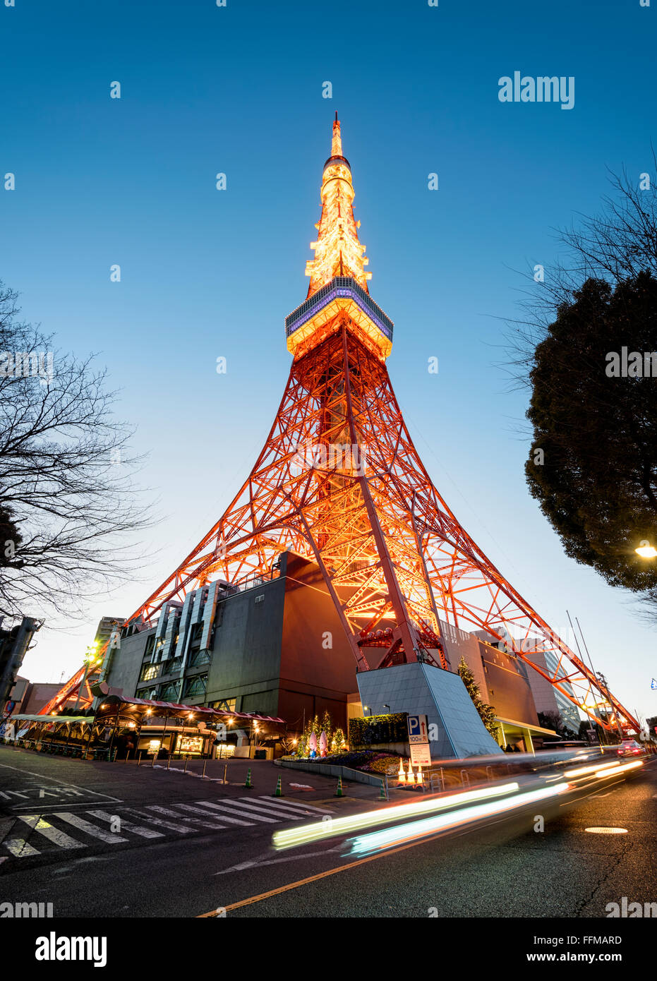 La Tour de Tokyo avec circulation trail Banque D'Images