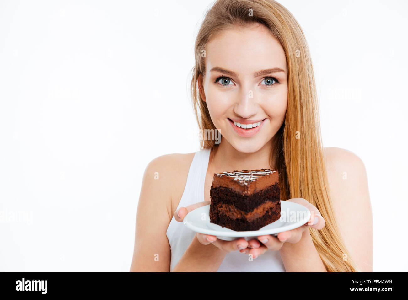 Happy pretty young woman holding morceau de gâteau au chocolat sur plaque sur fond blanc Banque D'Images