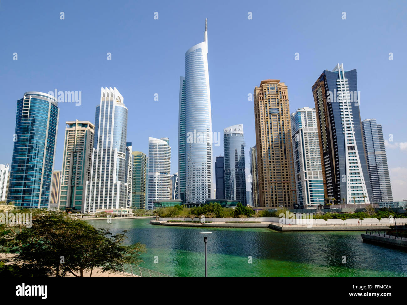 Taille De La Tour Almas Tower Vue sur l'horizon de jour de l'Almas Tower et de bureaux modernes et  immeubles à JLT, Jumeirah Lakes Towers à Dubaï Photo Stock - Alamy