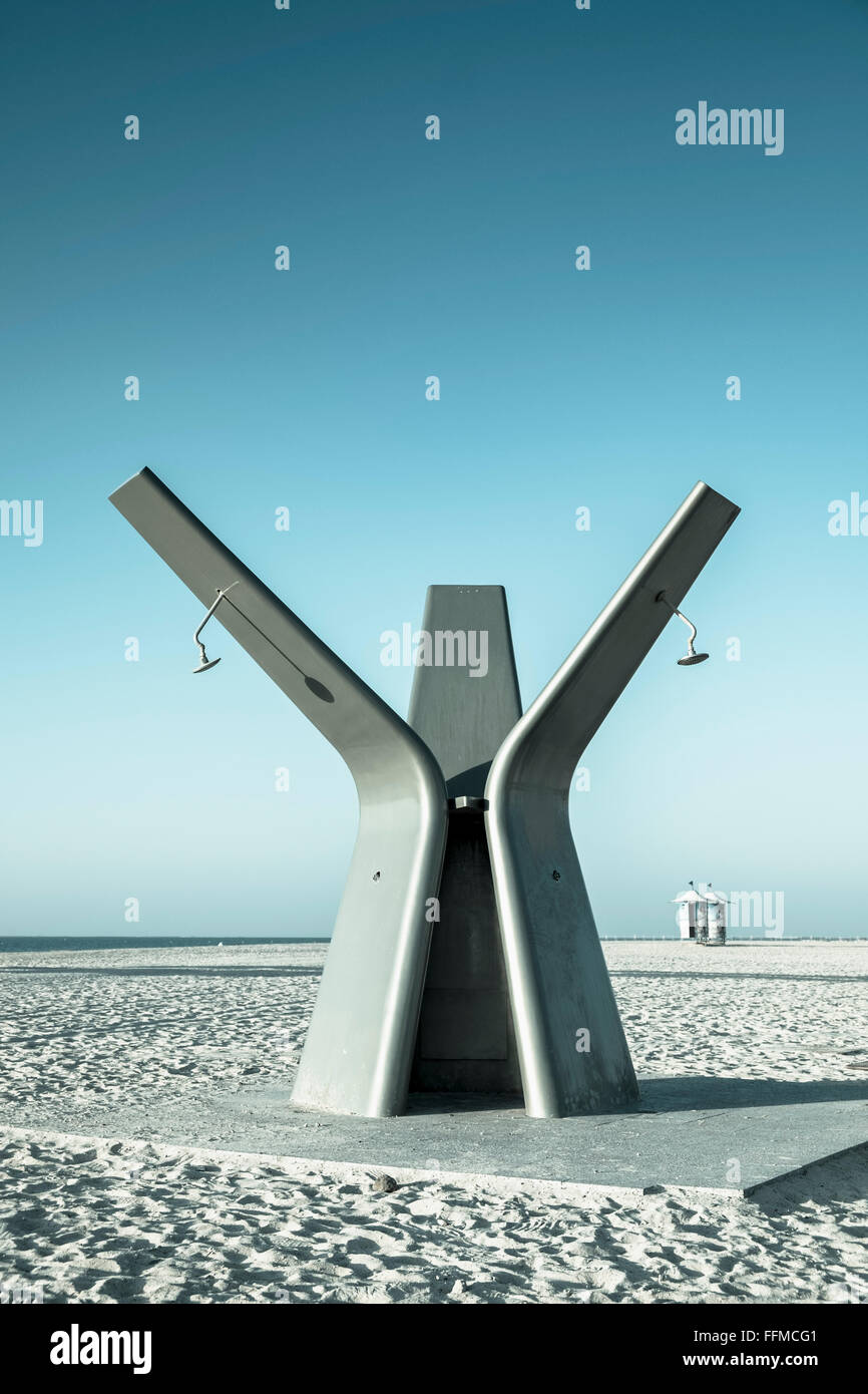 Douche publique moderne sur plage à Dubaï Émirats Arabes Unis Banque D'Images