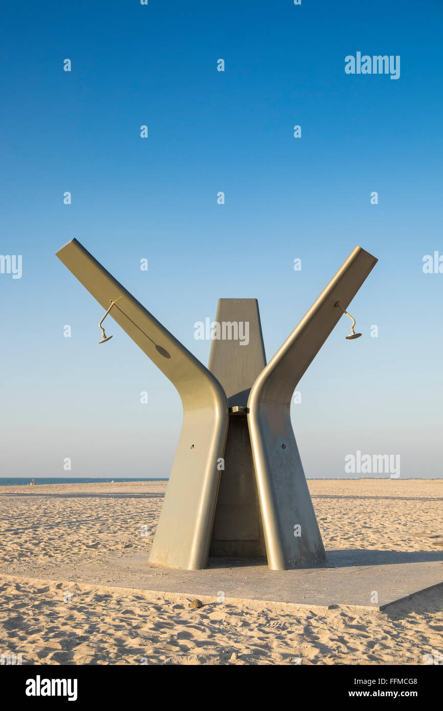 Douche publique moderne sur plage à Dubaï Émirats Arabes Unis Banque D'Images