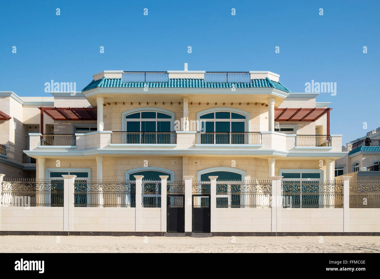 Villa de luxe donnant sur plage à Dubaï Émirats Arabes Unis Banque D'Images