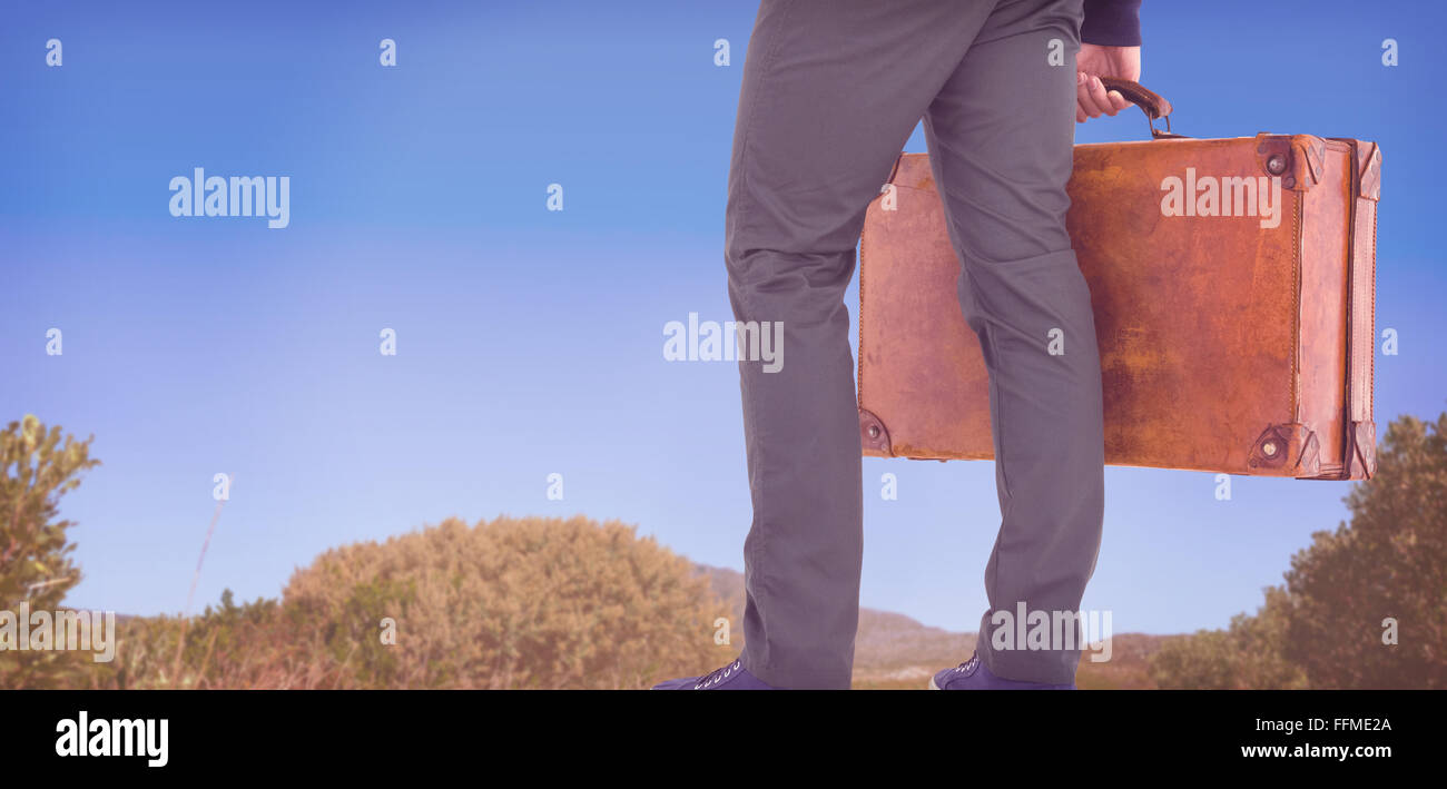 Image composite de la section basse de l'homme avec porte-documents Banque D'Images