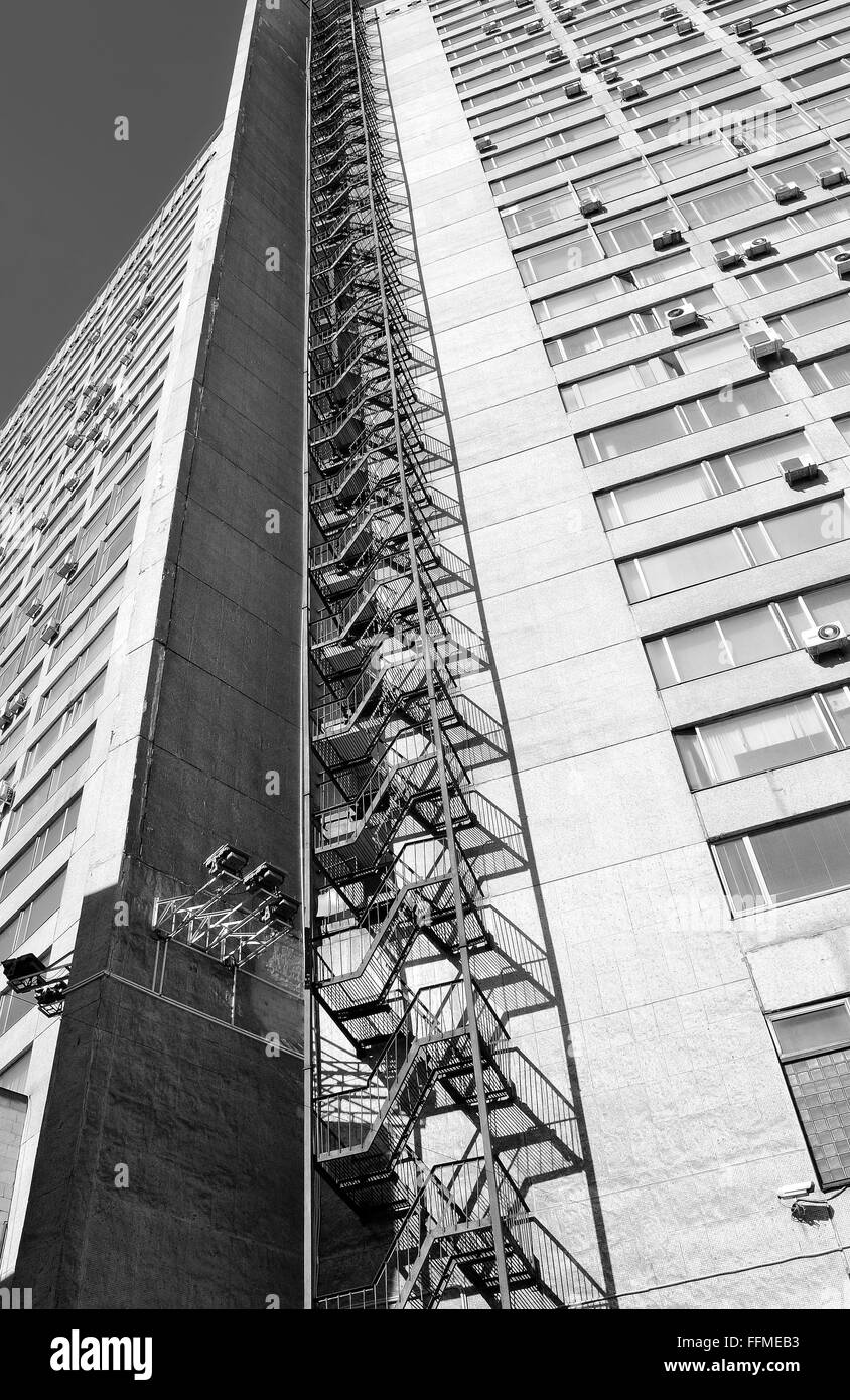 Échapper à l'incendie sur le mur d'un bloc d'appartements Banque D'Images