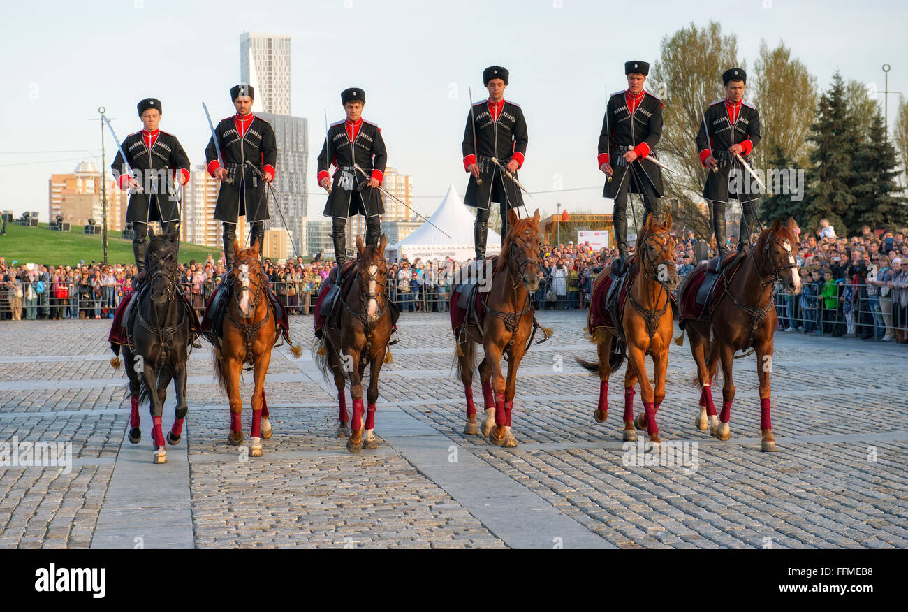Moscou, Russie, cavaliers de l'Escorte de cavalerie Régiment présidentiel effectuer la voltige. Horse Show sur Poklonnaya Gora Banque D'Images