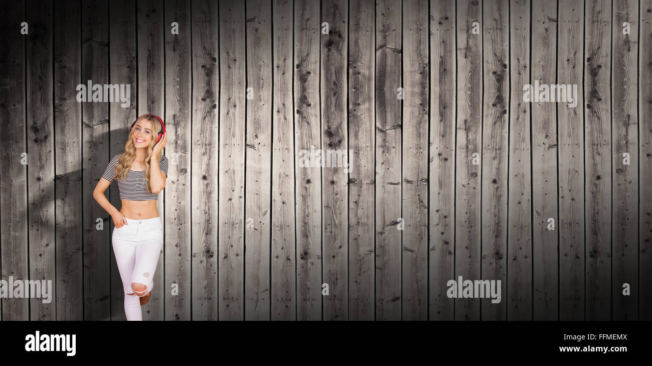 Image composite de portrait d'une jolie jeune femme avec un casque Banque D'Images