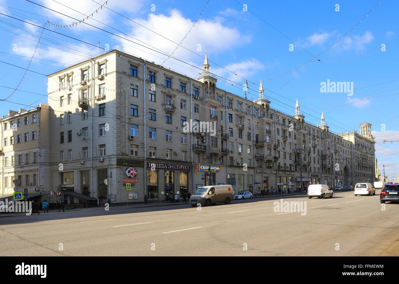 La Russie, la rue Tverskaya est l'une des principales rues radiales à Moscou. Street se leva comme un moyen de Tver Banque D'Images