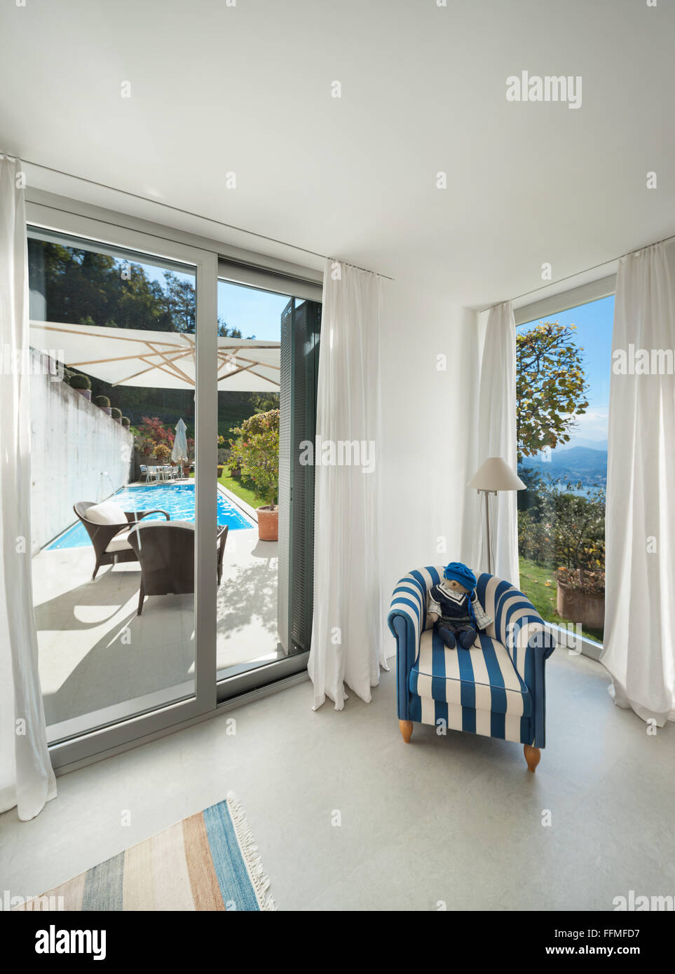 L'intérieur d'une maison moderne, fenêtre avec accès à la piscine Banque D'Images