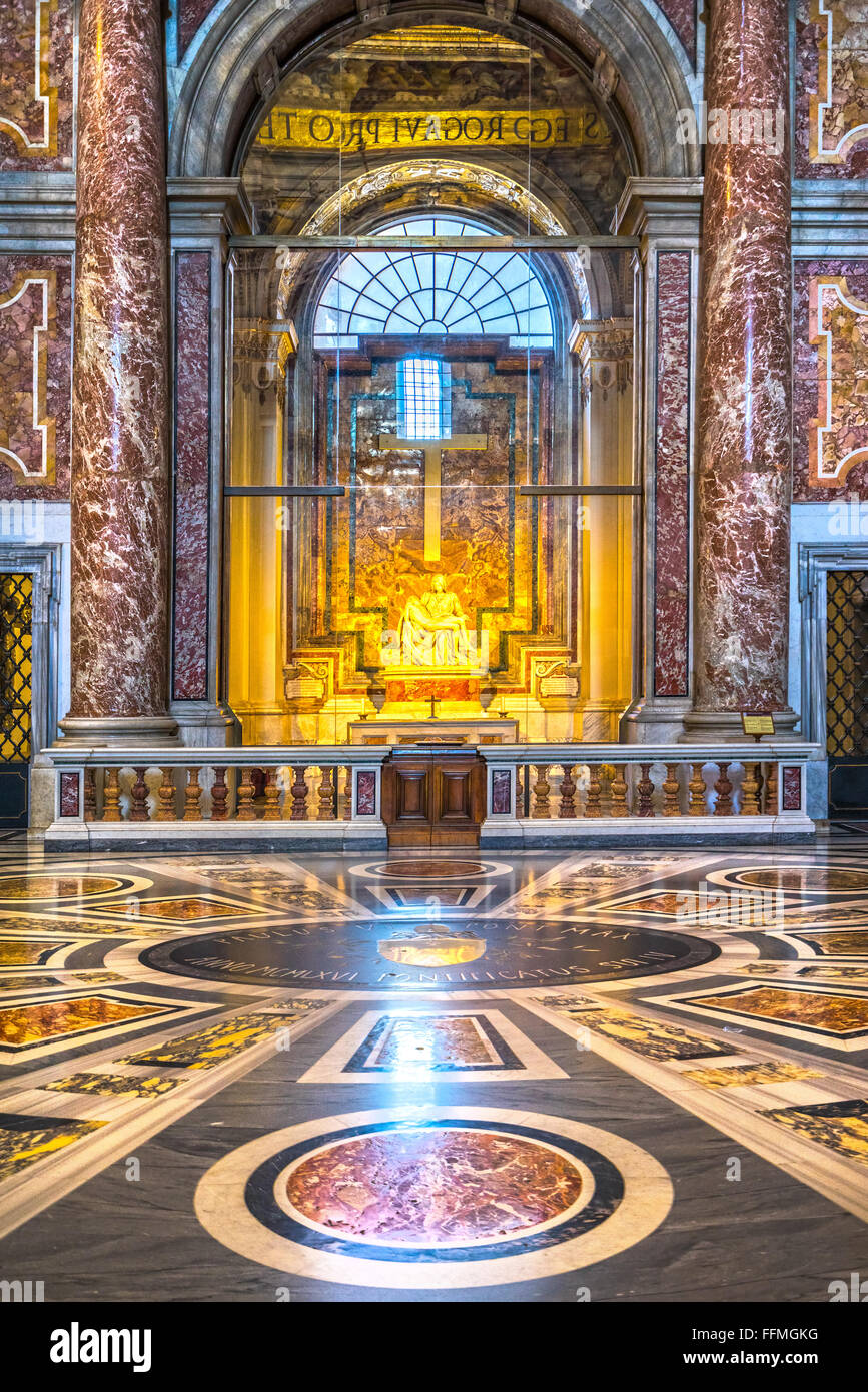 :ROME, ITALIE - Le 3 novembre 2015 : la Pietà de Michel-Ange dans la cathédrale Saint-Pierre. Plus de quatre millions de pèlerins et touristes vis Banque D'Images