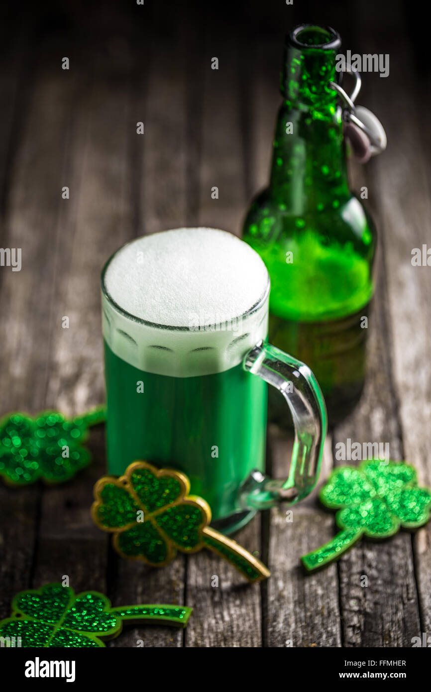 La bière verte pour St Patrick's Day Banque D'Images