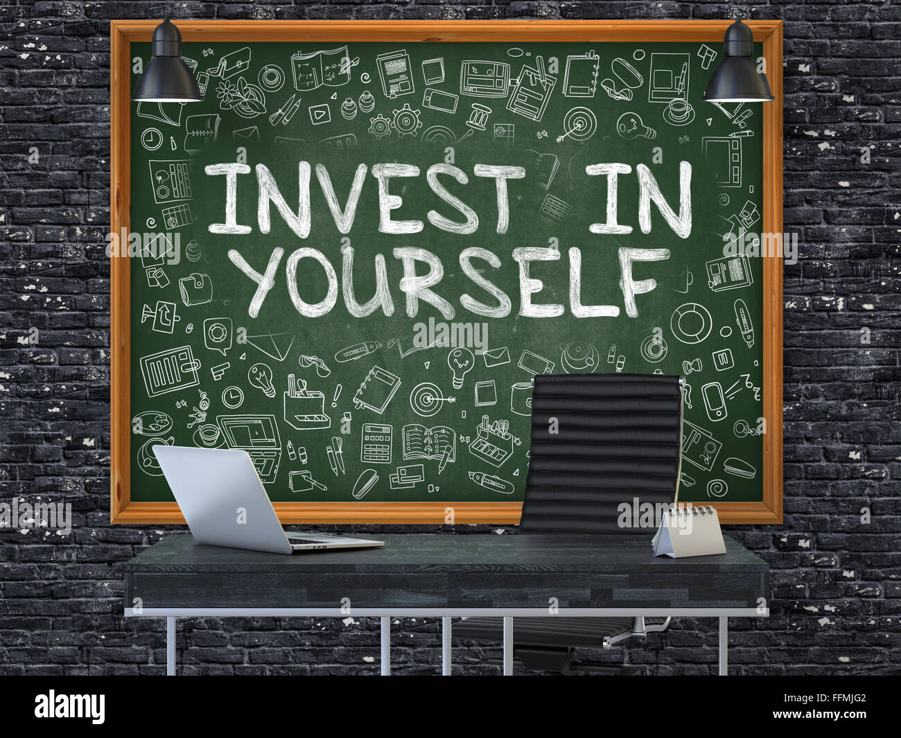 Investir en vous-même - à la main verte sur tableau. Banque D'Images