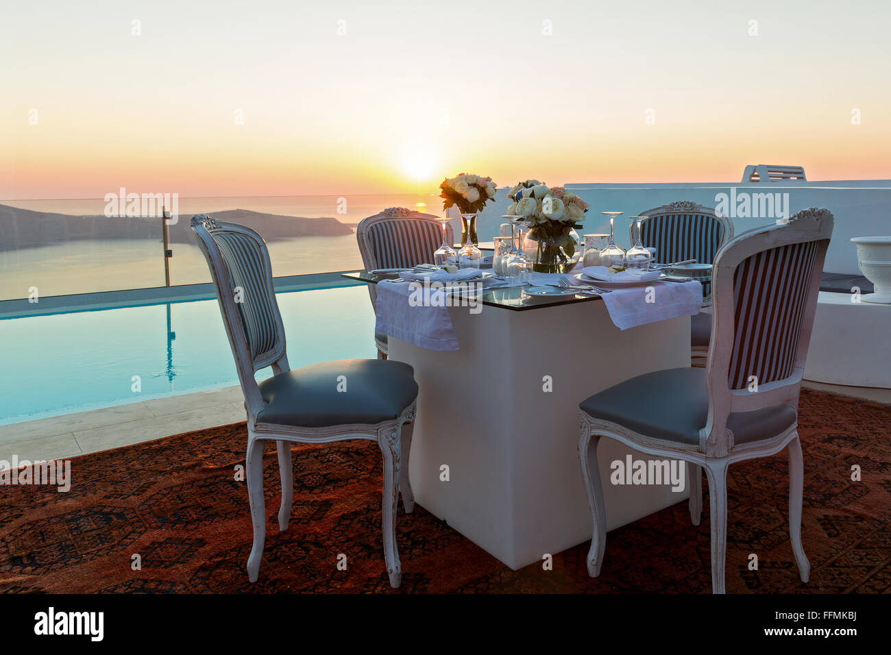 Elegance et le dîner sur le fond rose du coucher de soleil sur la mer Banque D'Images