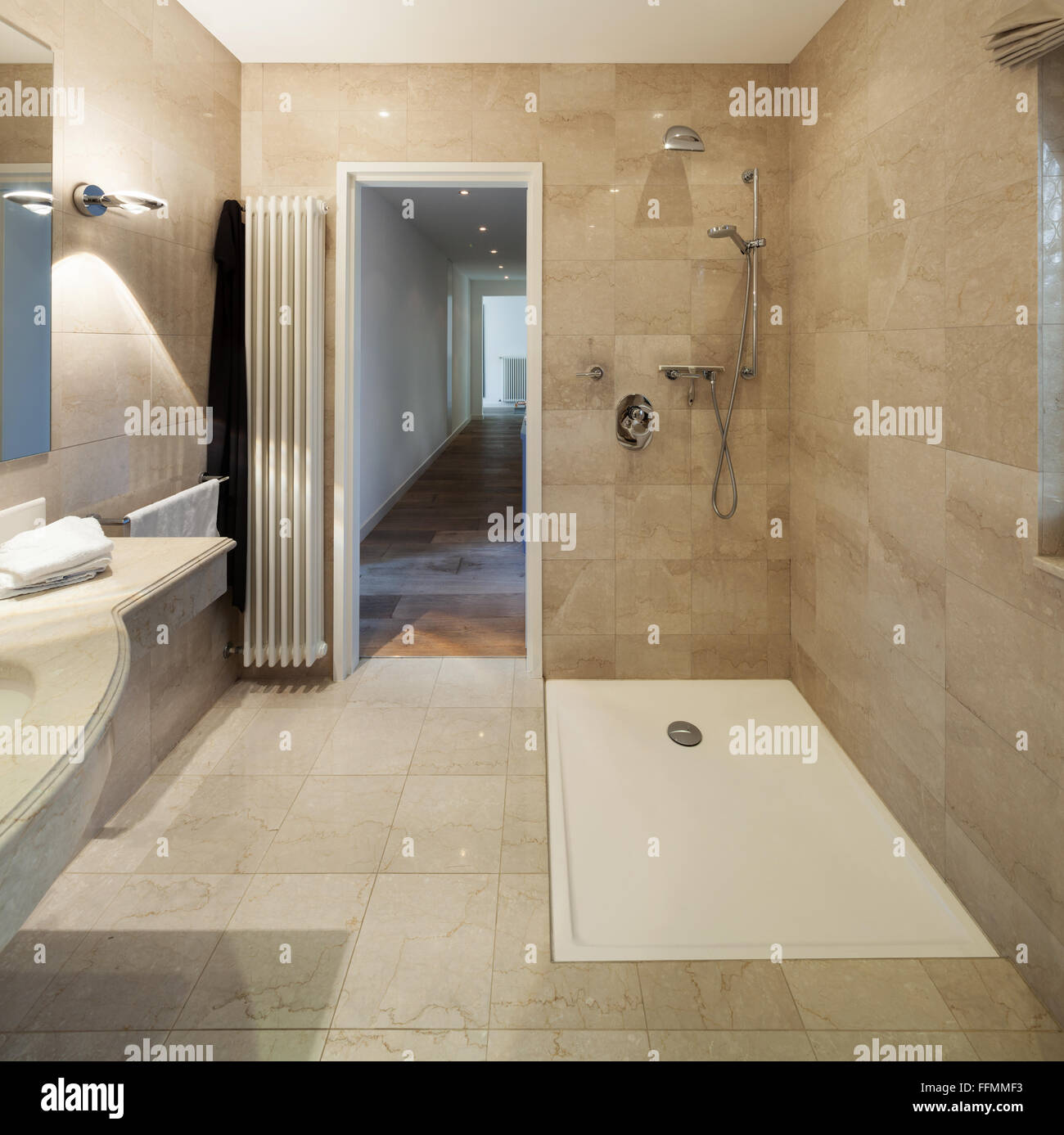 L'intérieur d'une maison moderne, salle de bains, design classique Banque D'Images