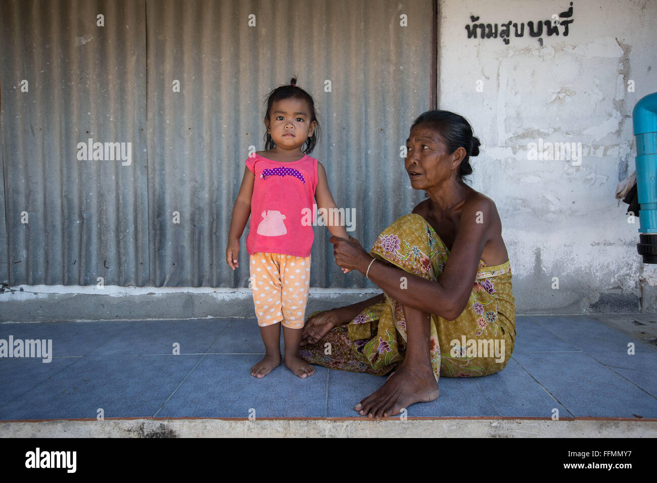 Phuket, Rawai Beach, Thaïlande. 14Th Feb 2016. Les gitans de la mer sont illustrés à l'intérieur de leur village qu'ils lutter contre l'expulsion par un propriétaire qui les accusaient d'empiétement. Attaque violente a éclaté dans la matinée du 27 janvier 2016 sur la plage de Rawai dans le Chao Lay Village indigène (gitans de la mer), au moins 100 hommes ont été vus à travers une vidéo avec de coups de bâtons de bois, les coups de poing et de gitans de la mer sur une 33 rai (environ 5 hectares) de terres, au moins plus de 30 Gitans de la mer ont été blessés et certains équipements de pêche ont été détruits ainsi que des maisons. Le pays est administré par 'Bar Banque D'Images