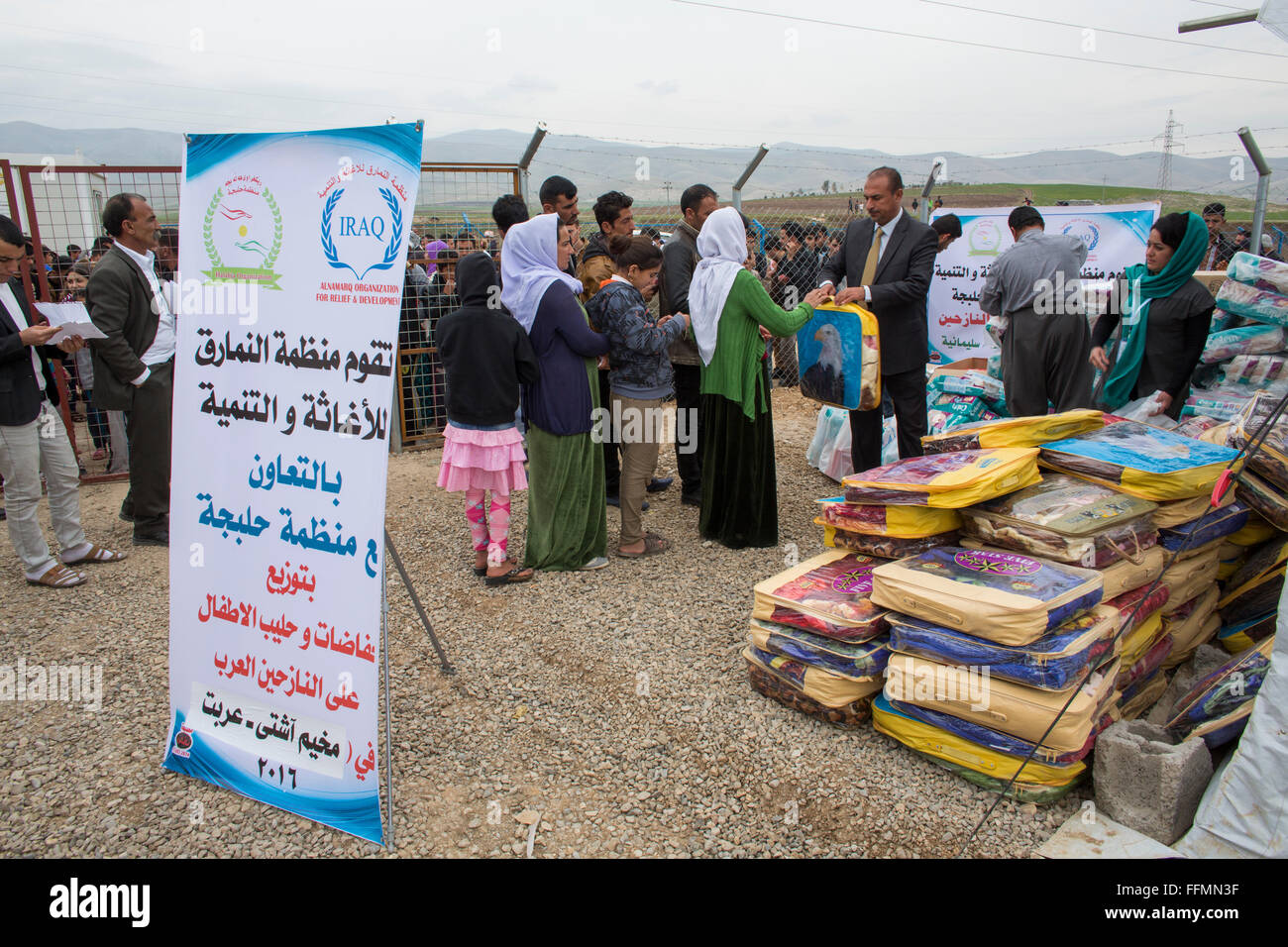 Distribution générale par une ONG musulmane aux réfugiés en Ashdi, camp de réfugiés du nord de l'Iraq Banque D'Images