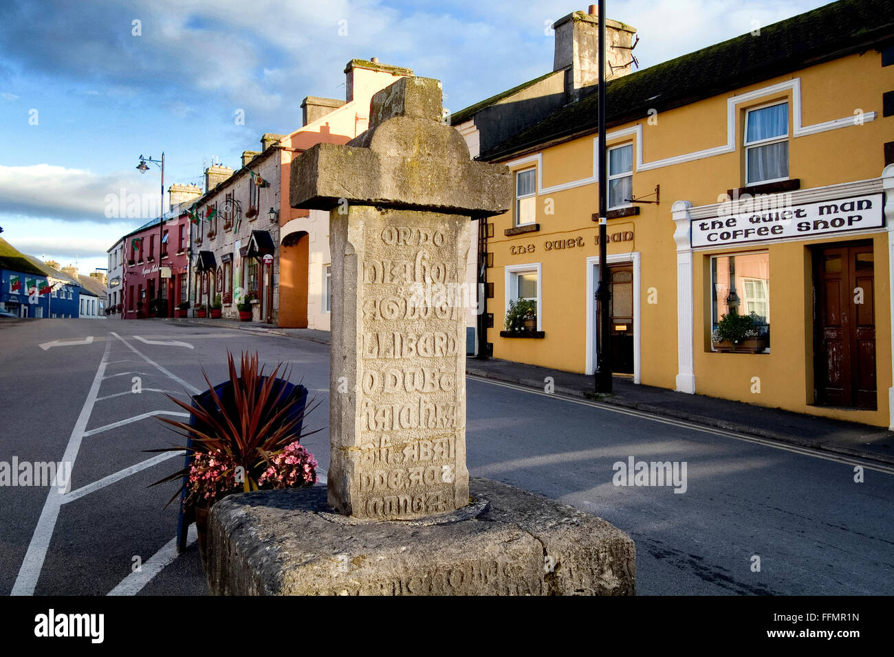 Croix dans la rue principale de Cong, Mayo Irlande Banque D'Images