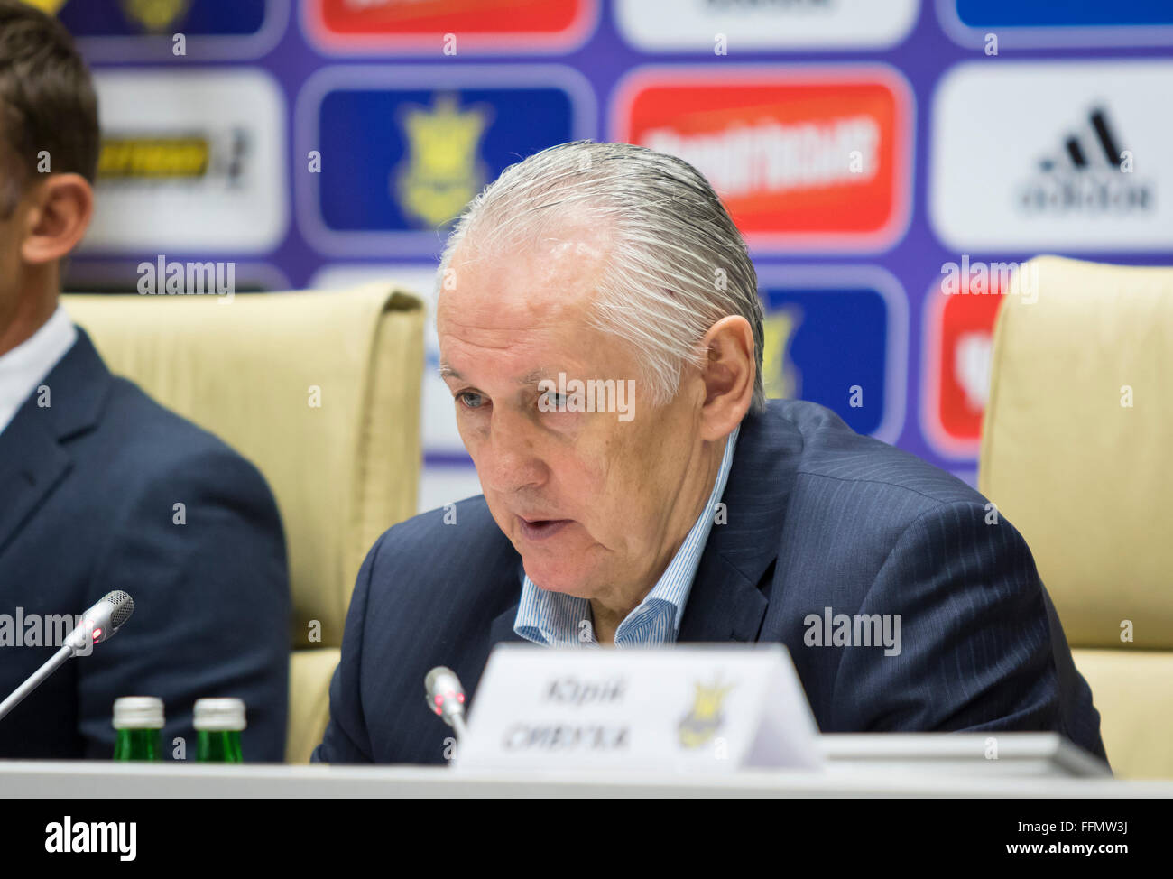 Kiev, Ukraine. 16 Février, 2016. Entraîneur de l'équipe nationale de football de Lukraine Mykhailo Fomenko durant une conférence de presse à la maison du football à Kiev Crédit : Oleksandr Prykhodko/Alamy Live News Banque D'Images