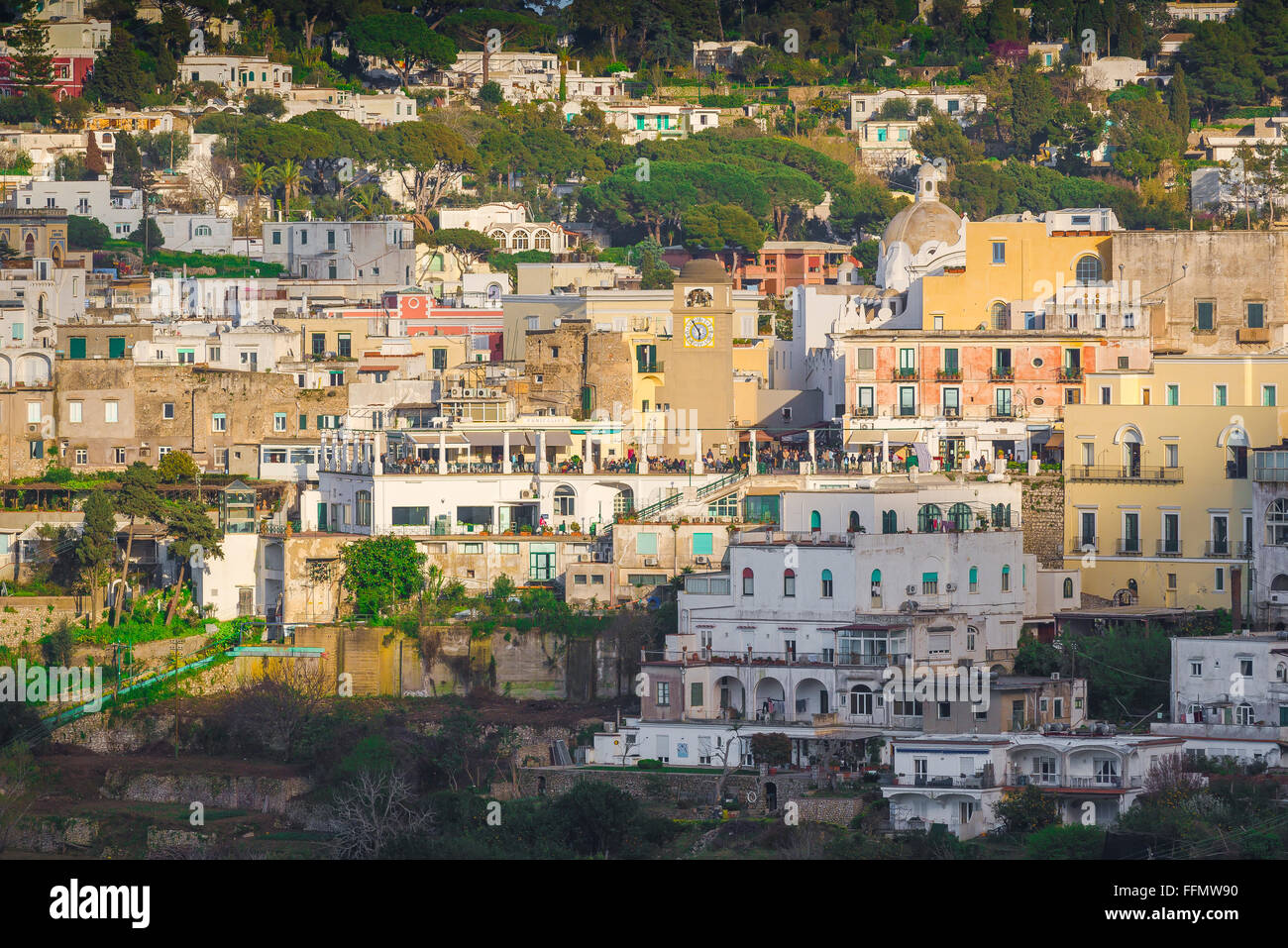 Centre-ville de Capri, vue sur la ville principale de l'île de Capri avec le lieu de rendez-vous central, la Piazzetta, visible dans le centre, Campanie, Italie. Banque D'Images
