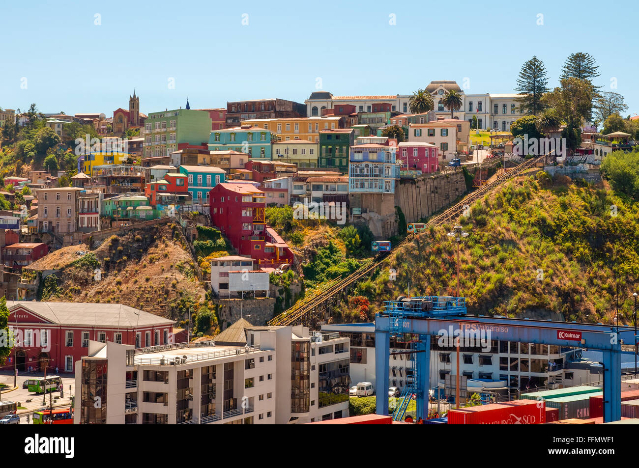 Deux voitures de funiculaire à Valparaiso, Chili contre l'arrière-plan de maisons colorées. Banque D'Images
