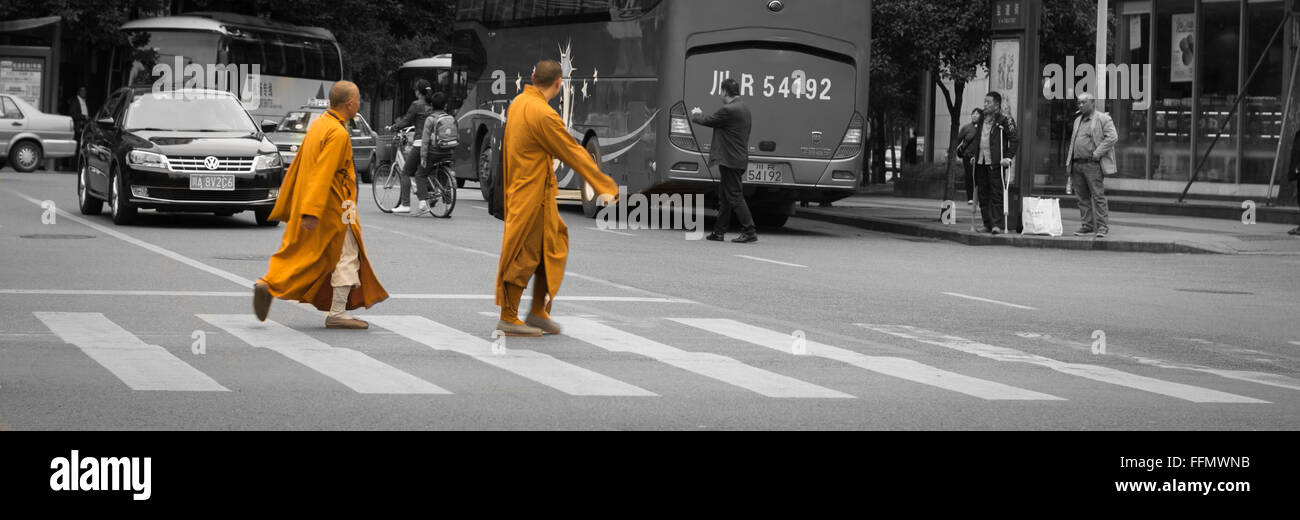 Moines de Wenshuyuan traversent la route dans la ville de Chengdu Banque D'Images