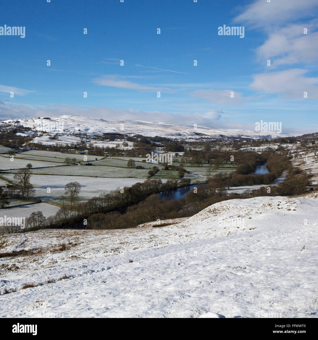 La neige recouvre les champs dans la région de Teesdale dans le comté de Durham, Angleterre. La Rivière Tees traverse le paysage. Banque D'Images