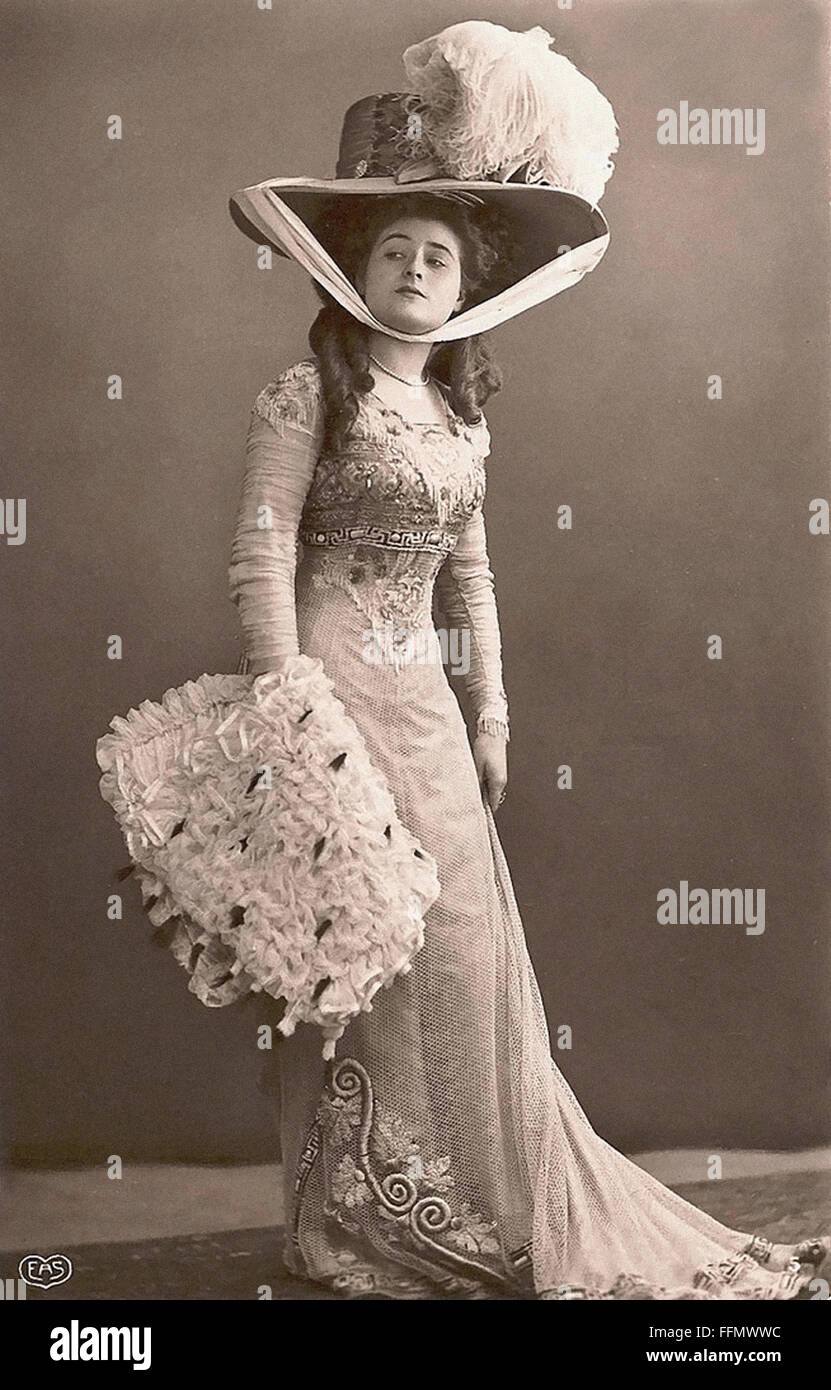 Dame inconnue avec grand chapeau - Belle Époque - Vintage Postcard - 1900 Banque D'Images