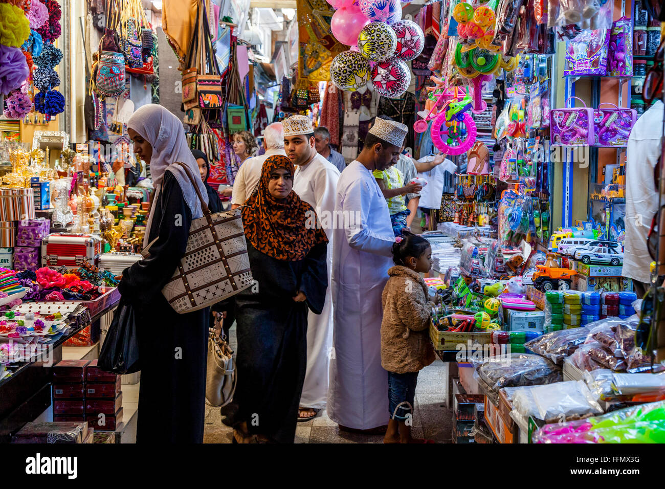 Peuple omanais Shopping dans le Souk de Muttrah (Al) Dhalam, Muttrah, Muscat, Sultanat d'Oman Banque D'Images Peuple omanais Shopping dans le Souk de Muttrah (Al) Dhalam, Muttrah, Muscat, Sultanat d'Oman Banque D'Images