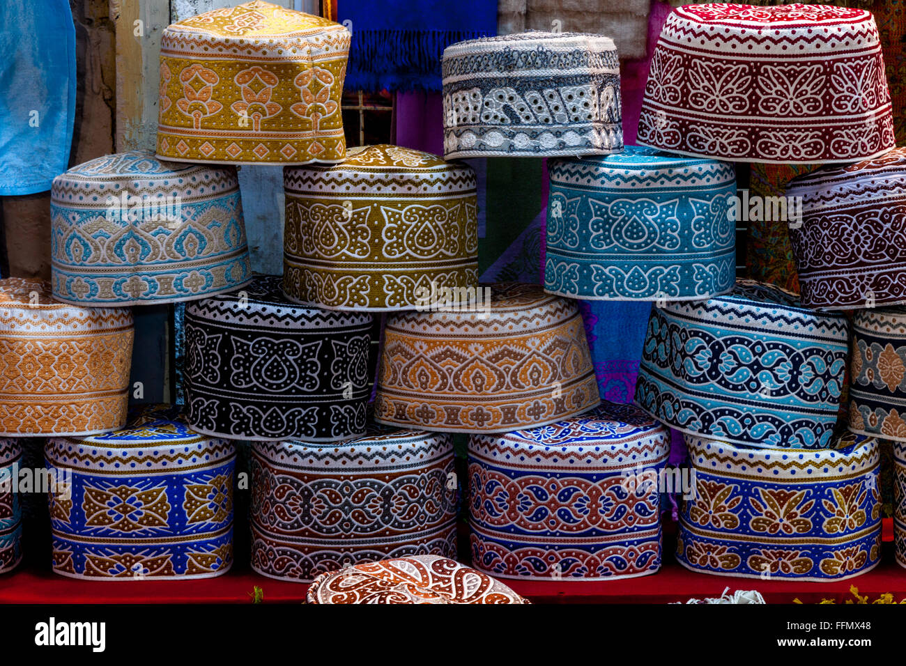 Kumma colorés chapeaux pour la vente dans le Souk de Muttrah (Al) Dhalam, Muttrah, Muscat, Sultanat d'Oman Banque D'Images