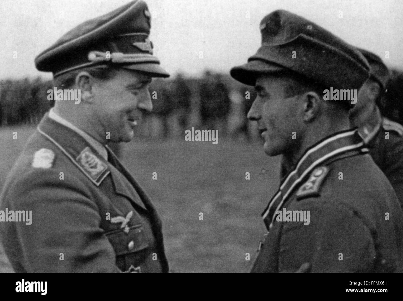 Otto Kittel, "bruno", 21.2.1917 - 16.2.1945, pilote de chasse allemand, portrait, comme le sergent dans l'Escadre de chasse, commandant de l'escadre 54 Hubertus von Bonin majeur à la félicite de Chevalier de la Croix, Minsk, Bélarus, 29.10.1943, Banque D'Images Otto Kittel, "bruno", 21.2.1917 - 16.2.1945, pilote de chasse allemand, portrait, comme le sergent dans l'Escadre de chasse, commandant de l'escadre 54 Hubertus von Bonin majeur à la félicite de Chevalier de la Croix, Minsk, Bélarus, 29.10.1943, Banque D'Images