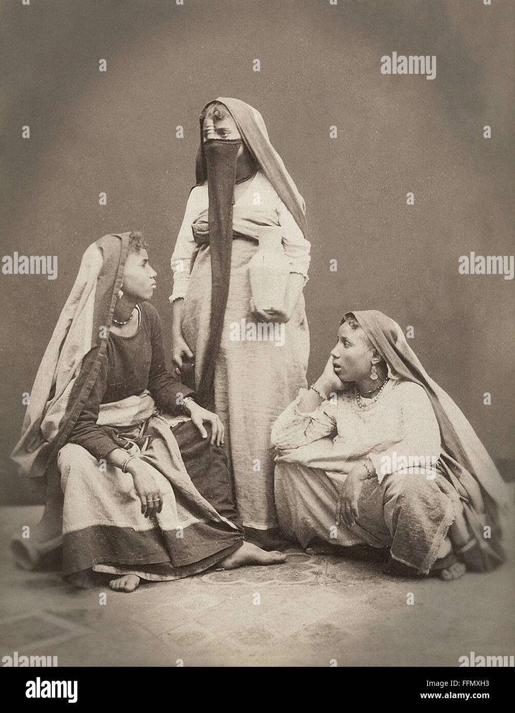 Trois dames égyptien - Vintage Postcard - 1900 Banque D'Images