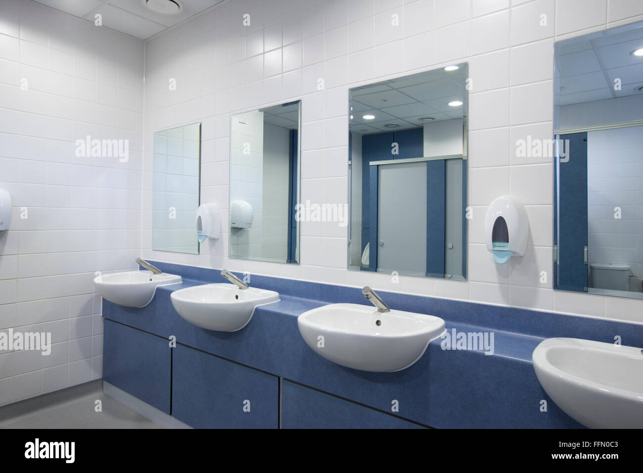Les toilettes et salle de bain bureau moderne Photo Stock - Alamy