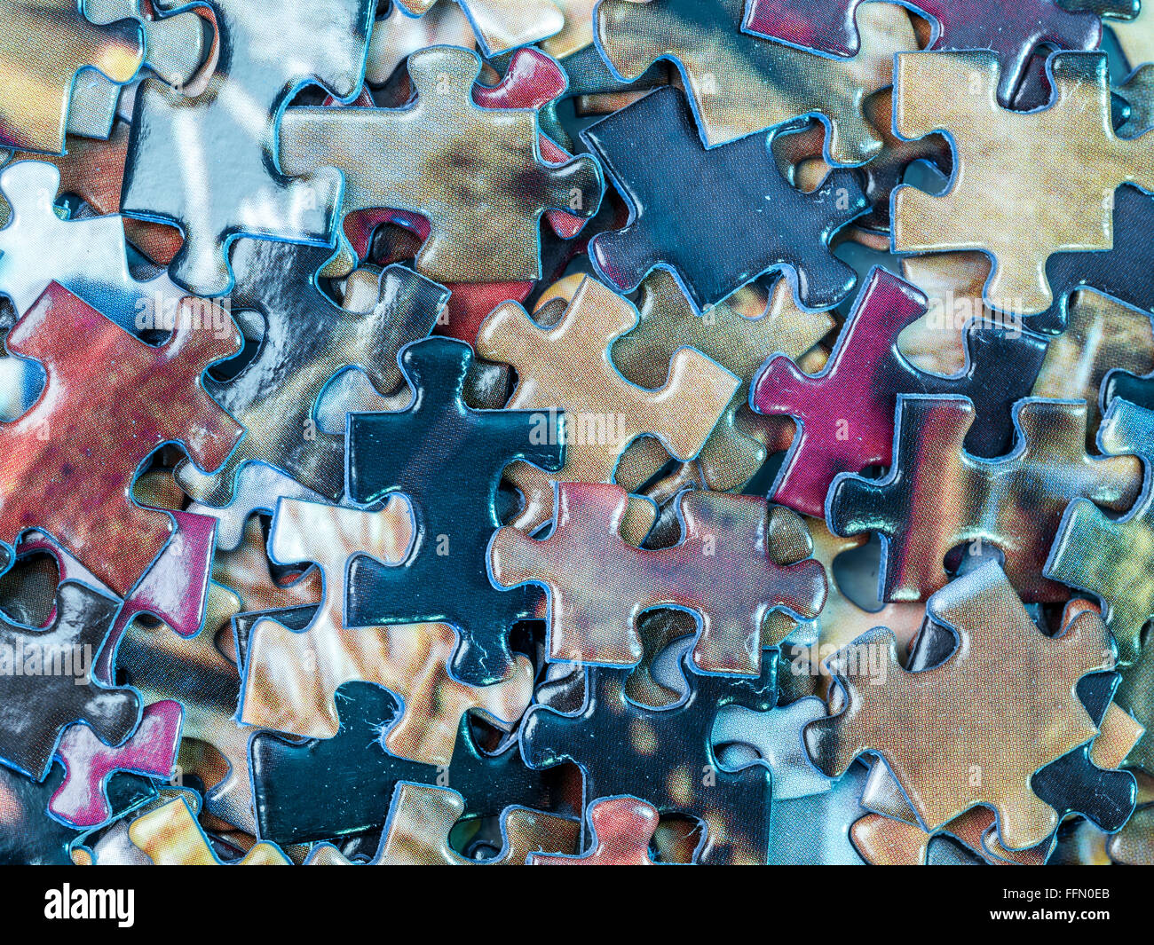 Arrière-plan de pièces de puzzle colorées dispersées Banque D'Images