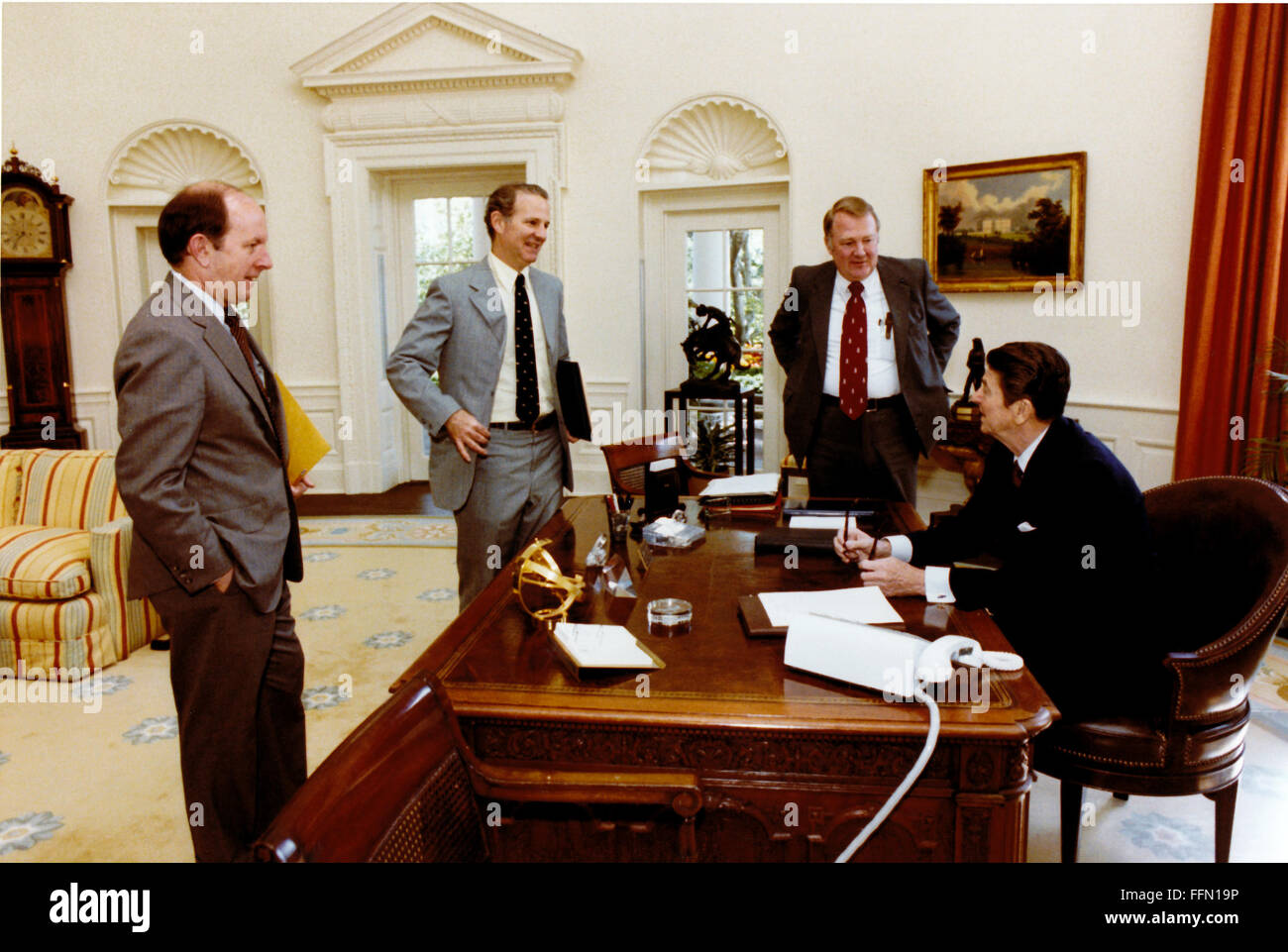 Washington, District de Columbia, Etats-Unis. 10 janvier, 2010. Le président des États-Unis, Ronald Reagan, à droite, se réunit avec les aides de la Maison Blanche, Edwin Meese III, centre droit, James A. Baker III, gauche, centre, et Michael Deaver, gauche, dans le bureau ovale de la Maison Blanche à Washington, DC le vendredi 24 avril, 1981.Crédit obligatoire : Michael Evans - White House via CNP © Michael Evans/CNP/ZUMA/Alamy Fil Live News Banque D'Images