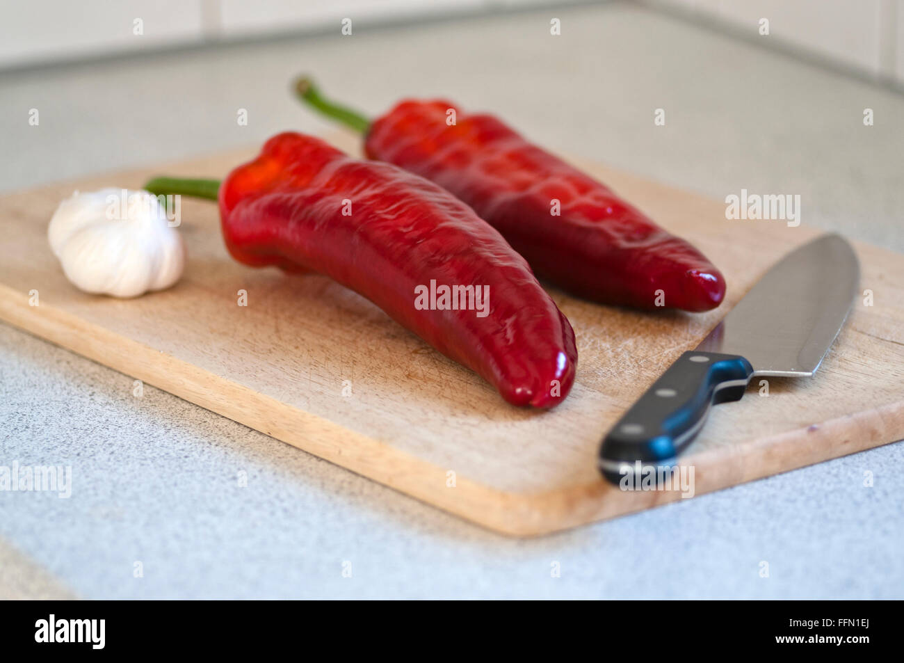 RAMIRO SWEET A FAIT DES POIVRONS ROUGES ET AIL SUR LE BLOC DE HACHAGE Banque D'Images