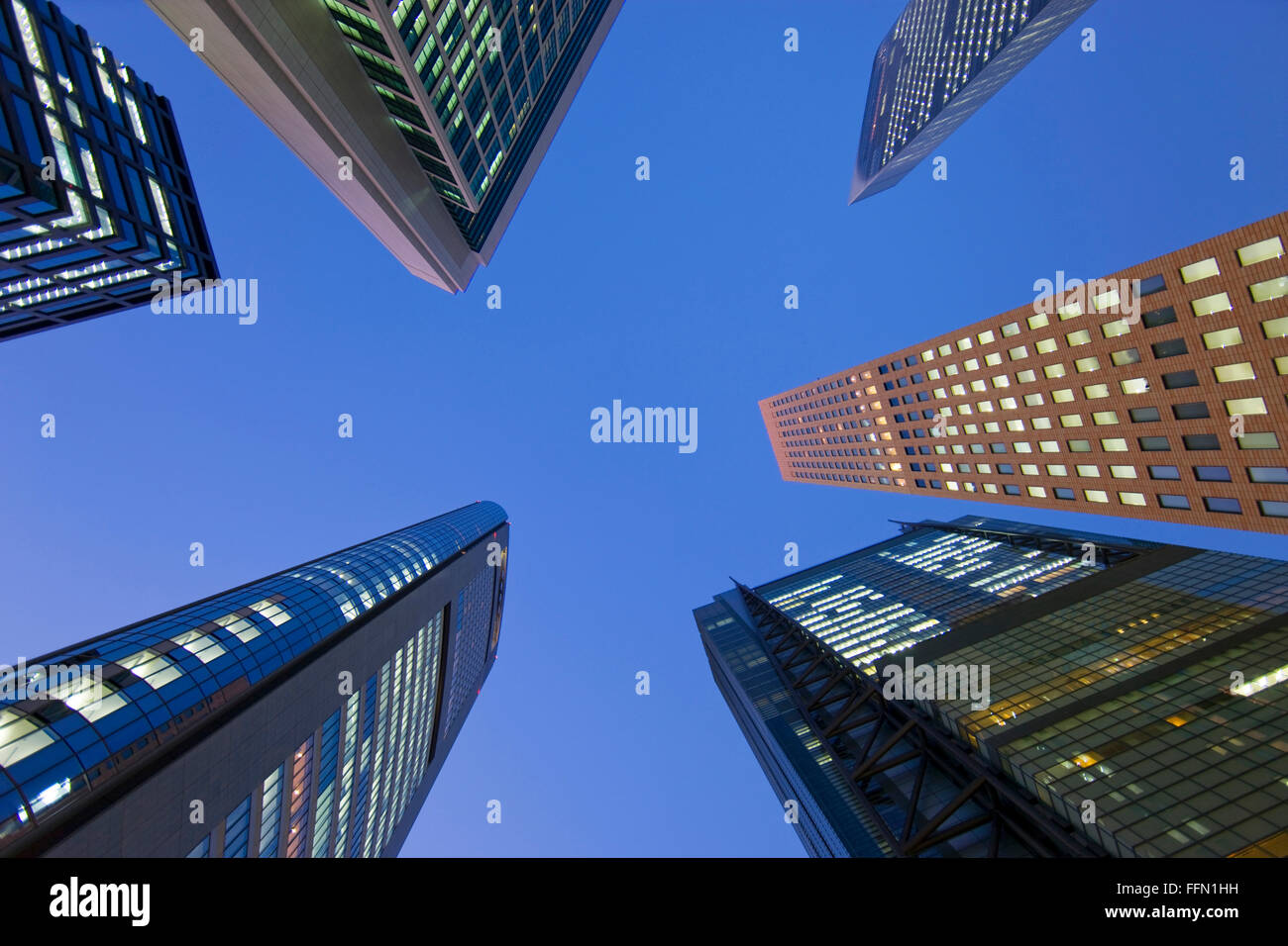 Un grand angle de vue de la nouvelle capture de nombreux gratte-ciel dans le complexe d'affaires de Shiodome s'étend dans un ciel crépusculaire près de Banque D'Images