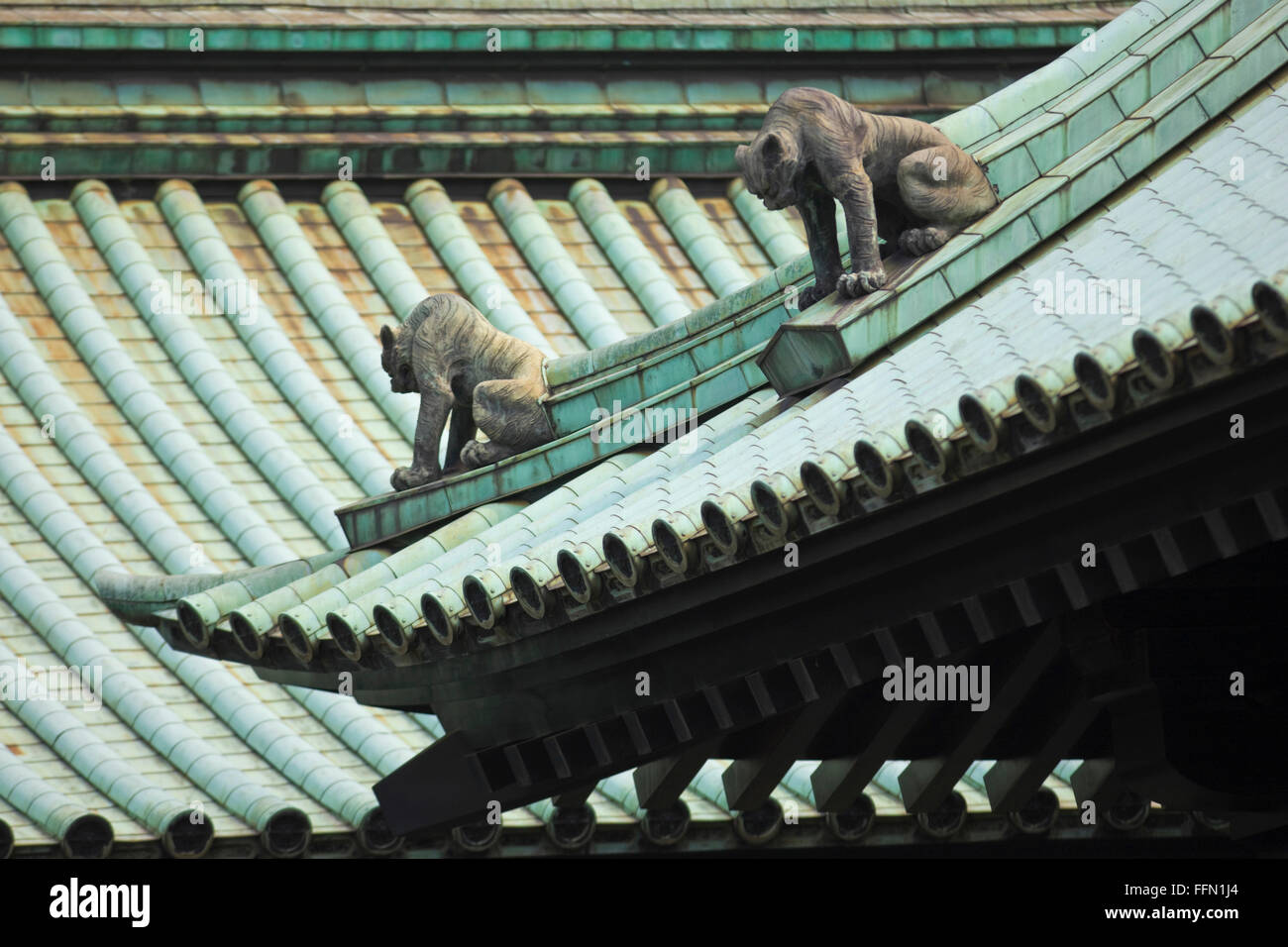 La conception de toit complexes est surveillé par komainu lion-chien gardien de statues dans le Temple Yushima-Seido dans le vieux centre-ville de Kanda Banque D'Images