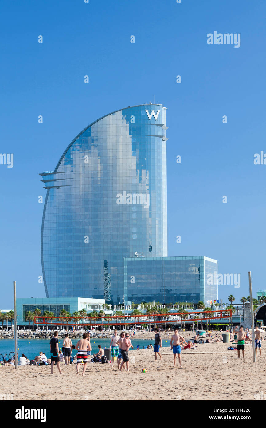Le W Barcelona hotel et plage de la Barceloneta, Barcelone, Catalogne, Espagne. Banque D'Images
