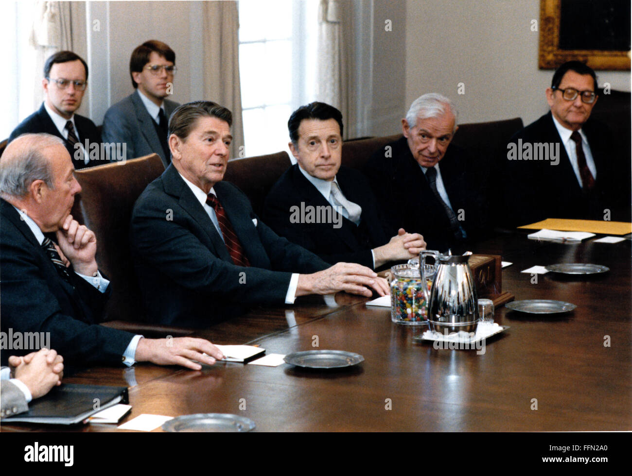 Washington, District de Columbia, Etats-Unis. 22 Nov, 2009. Le président des États-Unis, Ronald Reagan se réunit avec les membres de la délégation de Genève dans la salle du Cabinet à la Maison Blanche à Washington, DC le mercredi, Janvier 16, 1985.Â De gauche à droite : le secrétaire d'État George Shultz, le président Reagan, le secrétaire américain à la défense, Caspar Weinberger, l'ambassadeur Paul Nitze, et l'Ambassadeur Edward Rowny : le projet de loi de crédit obligatoire.Fitz-Patrick - White House via CNP © Bill Fitz-Patrick/CNP/ZUMA/Alamy Fil Live News Banque D'Images