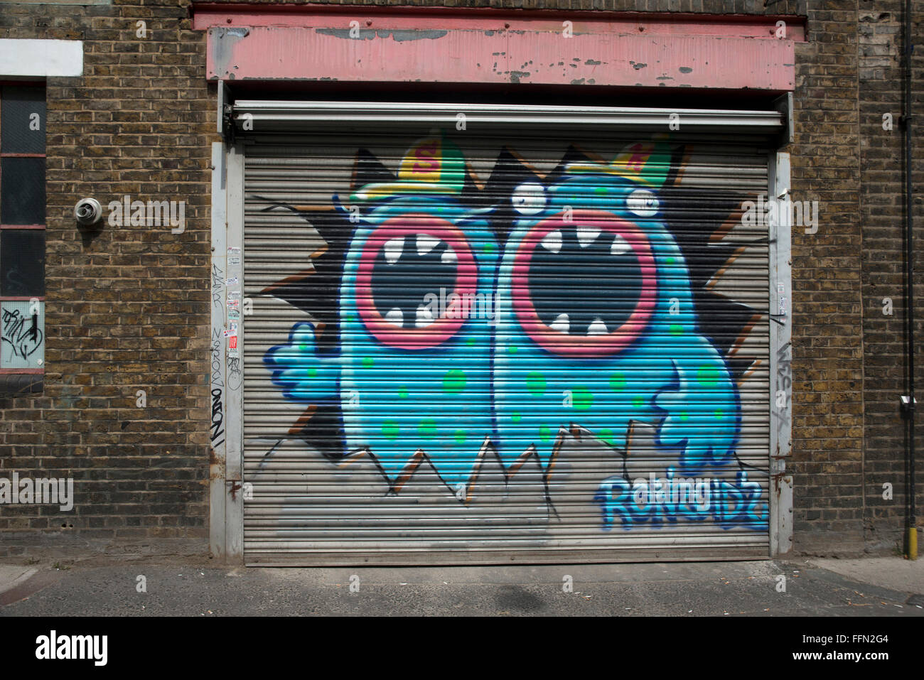 Shoreditch et Hoxton street monster zone art images peintes sur une fenêtre. Banque D'Images