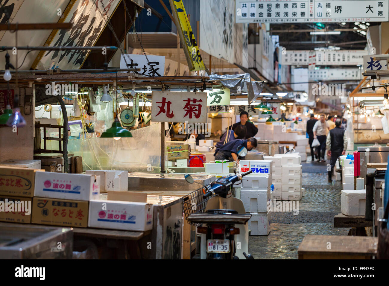 TOKYO - 11 mai : Les acheteurs visitent le marché aux poissons de Tsukiji, le 11 mai 2014 à Tokyo. C'est le plus grand marché de gros poissons et fruits de mer Banque D'Images