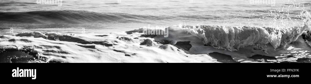 Les vagues d'eau de mer de glace froide gauche hiver mer houle marée plage Kent Banque D'Images