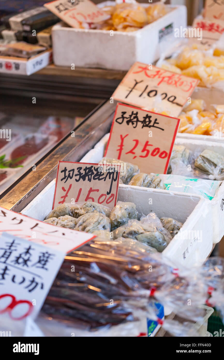 Vente de fruits de mer crus sur marché au Japon Banque D'Images