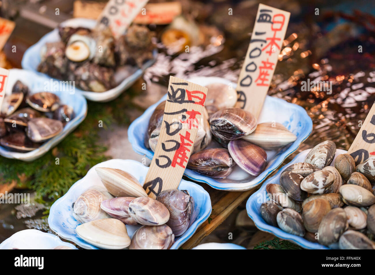 Vente de fruits de mer crus sur marché au Japon Banque D'Images