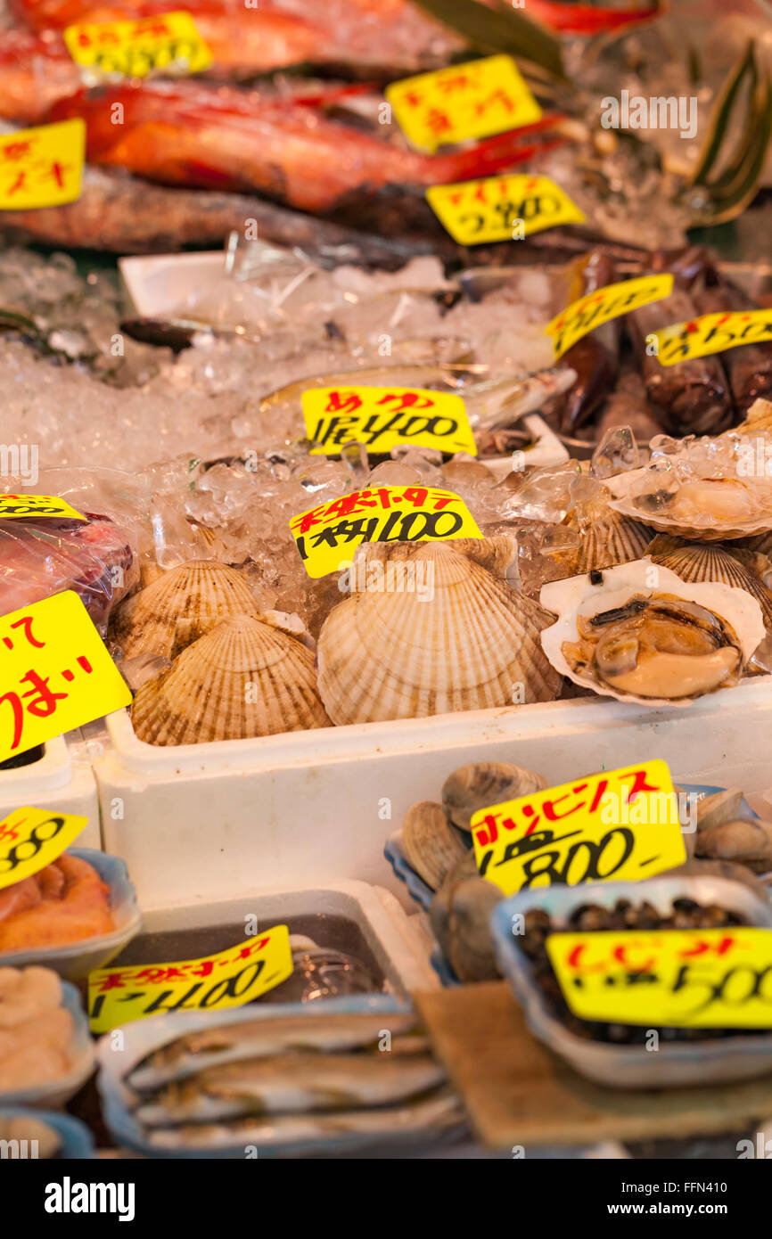 Vente de fruits de mer crus sur marché au Japon Banque D'Images