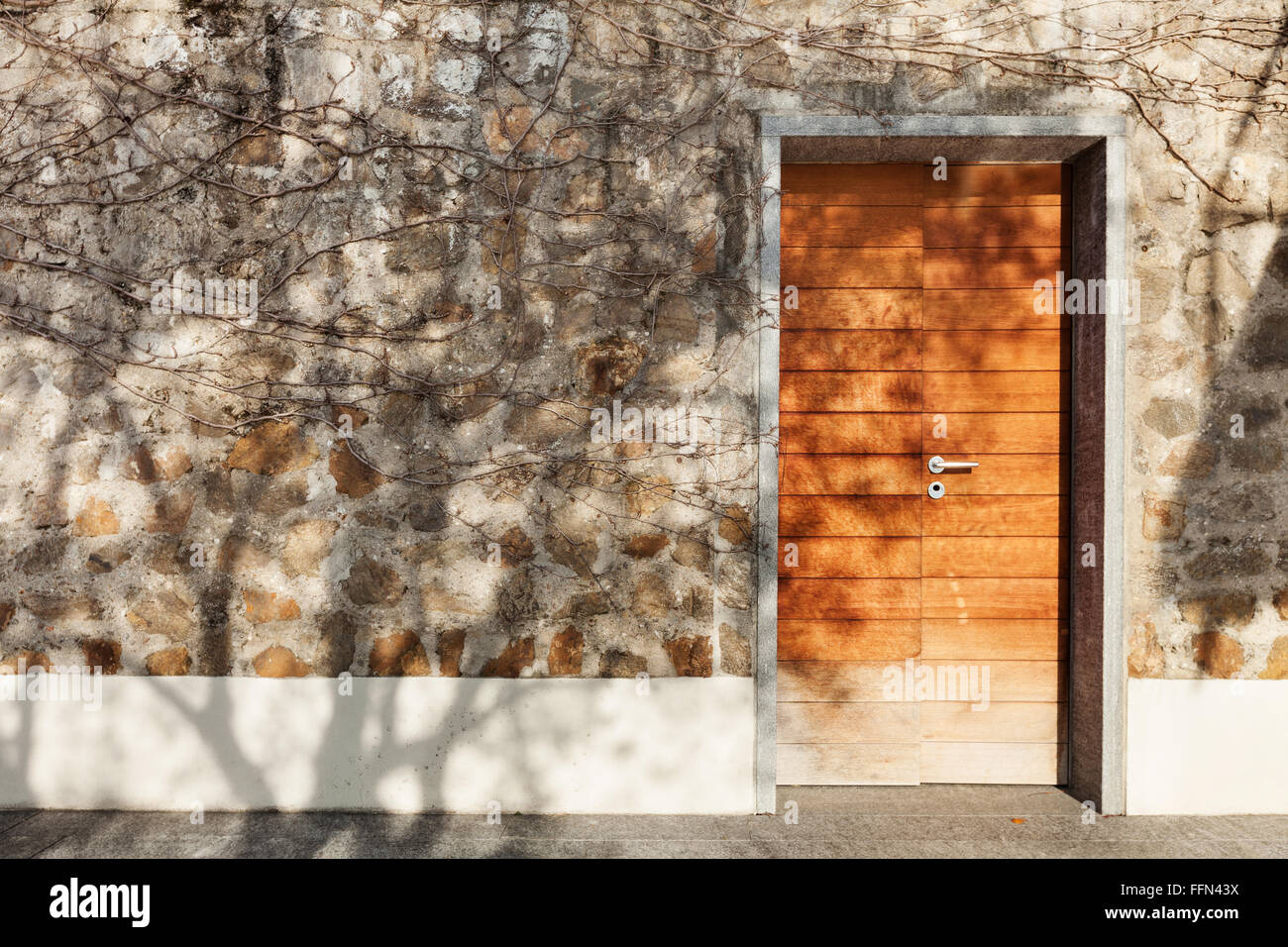 Maison en pierre avec porte en bois Banque de photographies et d’images