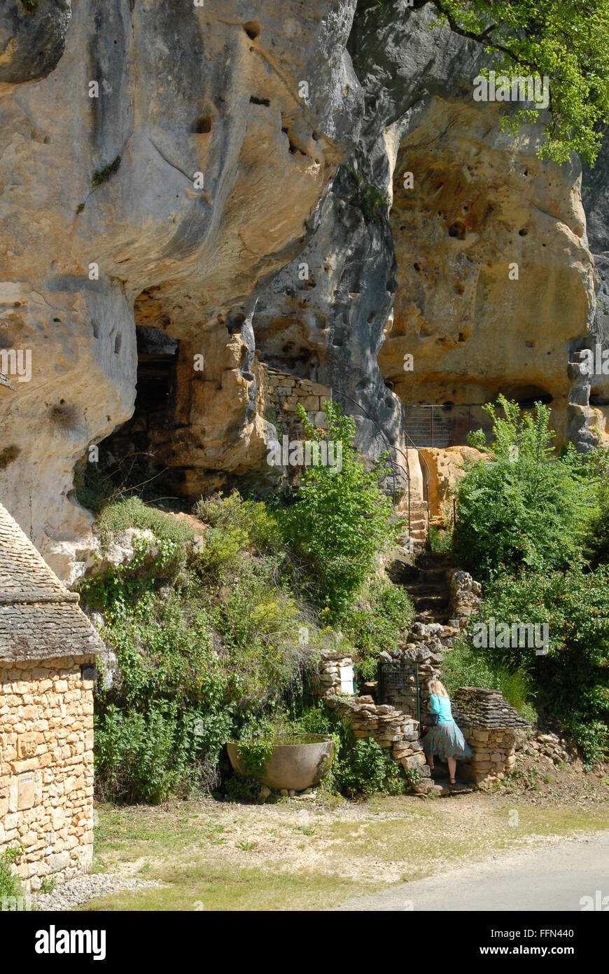 Vestiges d'une forteresse médiévale, dans la roche à côté de la Grotte du sorcier, St-Circ, Dordogne. Banque D'Images
