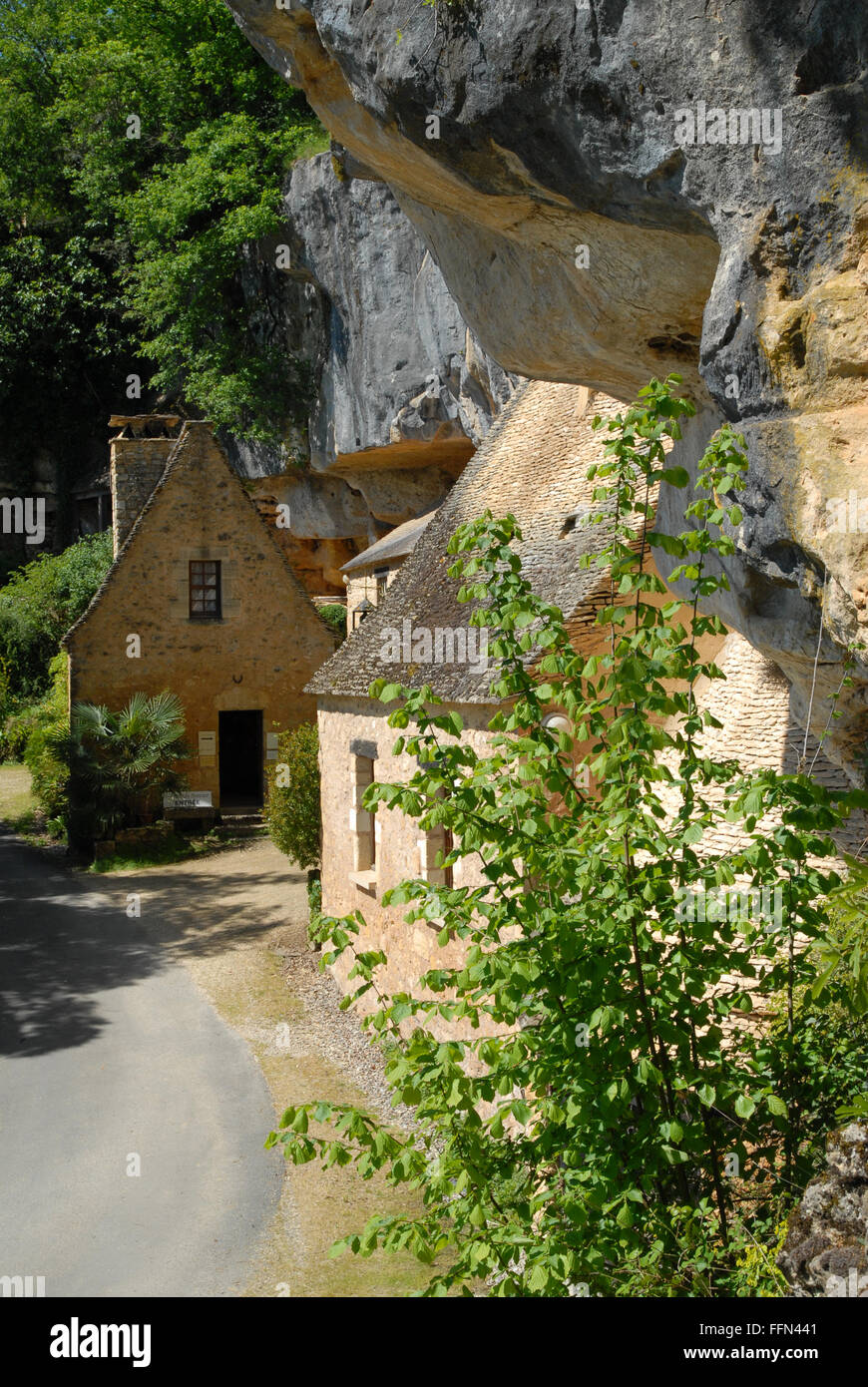 Des bâtiments modernes à la Grotte du sorcier, St-Circ, Dordogne, France. Banque D'Images