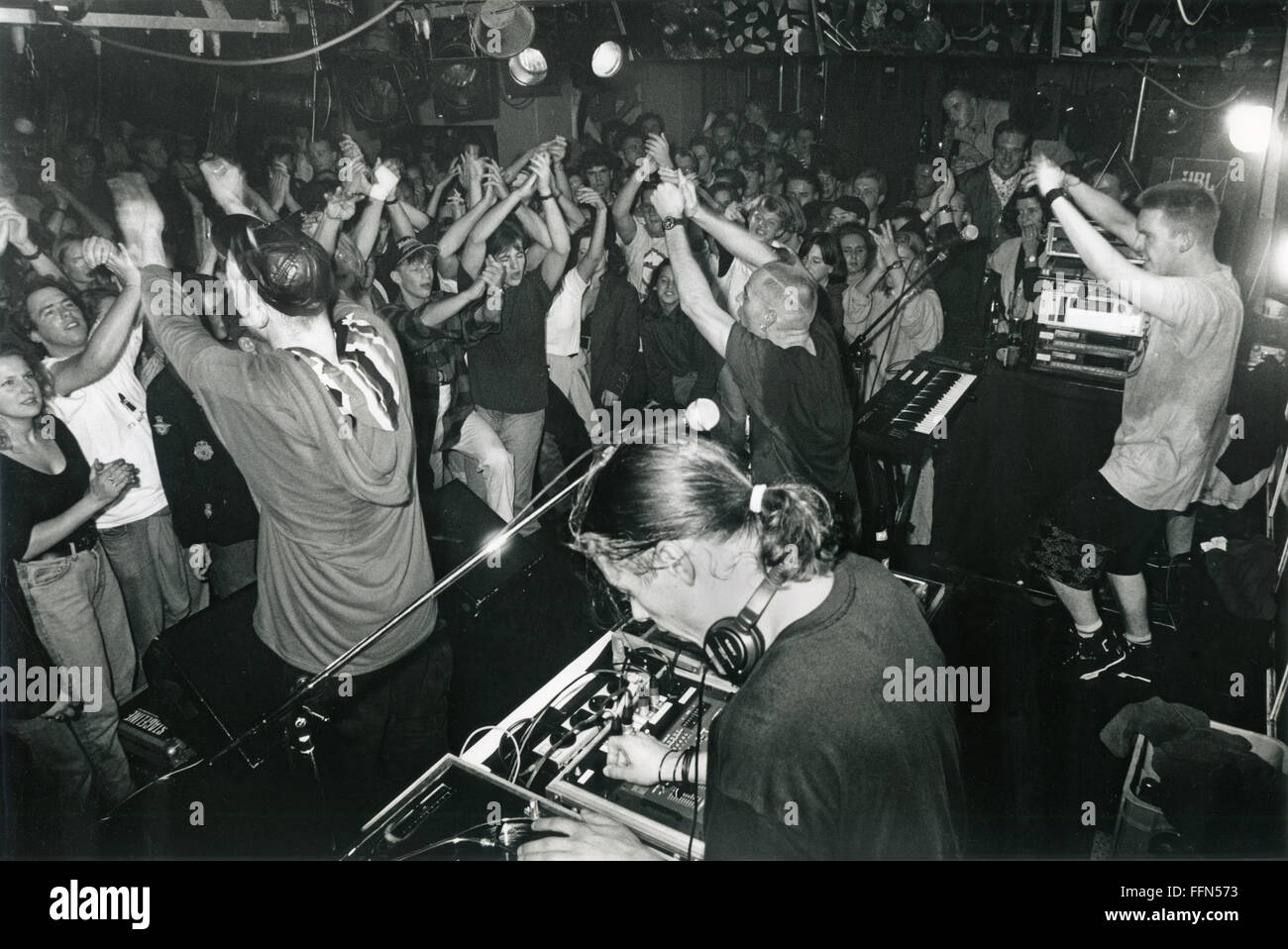 Les Quatre Fantastiques, groupe de musique allemande (rap, hip-hop), spectacle de scène dans une discothèque près de Passau, au début de leur carrière, après leur premier succès de carte avec le single 'nie Da!?!', hors du premier album '4 gewinnt', Passau, Allemagne, 1992, Banque D'Images