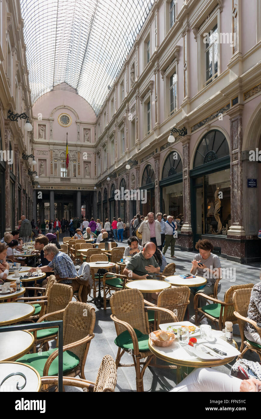 Cafés dans les Galeries Royales Saint-Hubert arcade commerçante à Bruxelles, Belgique, l'Europe en été Banque D'Images