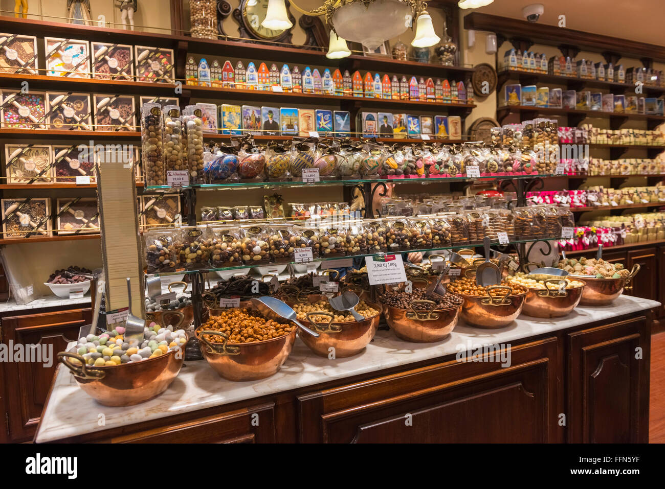 Chocolats belges sur l'affichage à l'intérieur d'une boutique de chocolat à Bruxelles, Belgique, Europe Banque D'Images